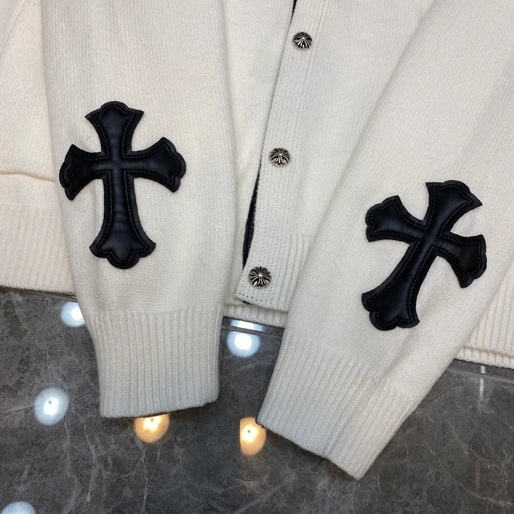 P296 Chrome Hearts 🍁Sweater series🍁 New V-neck buttoned cardigan sweater for autumn and winter. Selected high-quality wool blended knitted fabrics. Tajima machine embroidery➕ Heavy cross sheepskin patchwork craftsmanship. Total size 17 pieces of patchwork➕Customized silver-proof lattice buckle. Non-market ordinary version. 🏷Three standards complete🏷 🌈Recommended colors: black white🌈